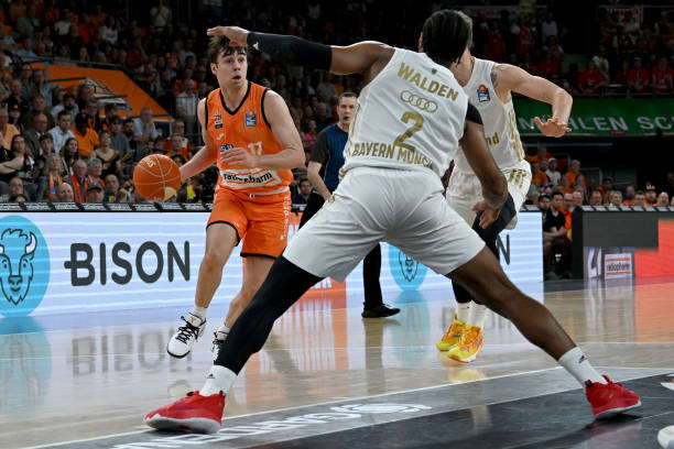 球迷们翘首 球迷们翘首